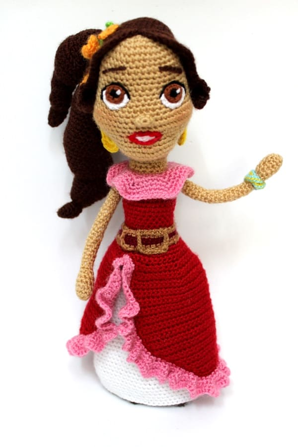 Elena de Avalor, primeira princesa latina da Disney, usa vestido