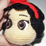 the importance of the details in the eyes of Snow white amigurumi