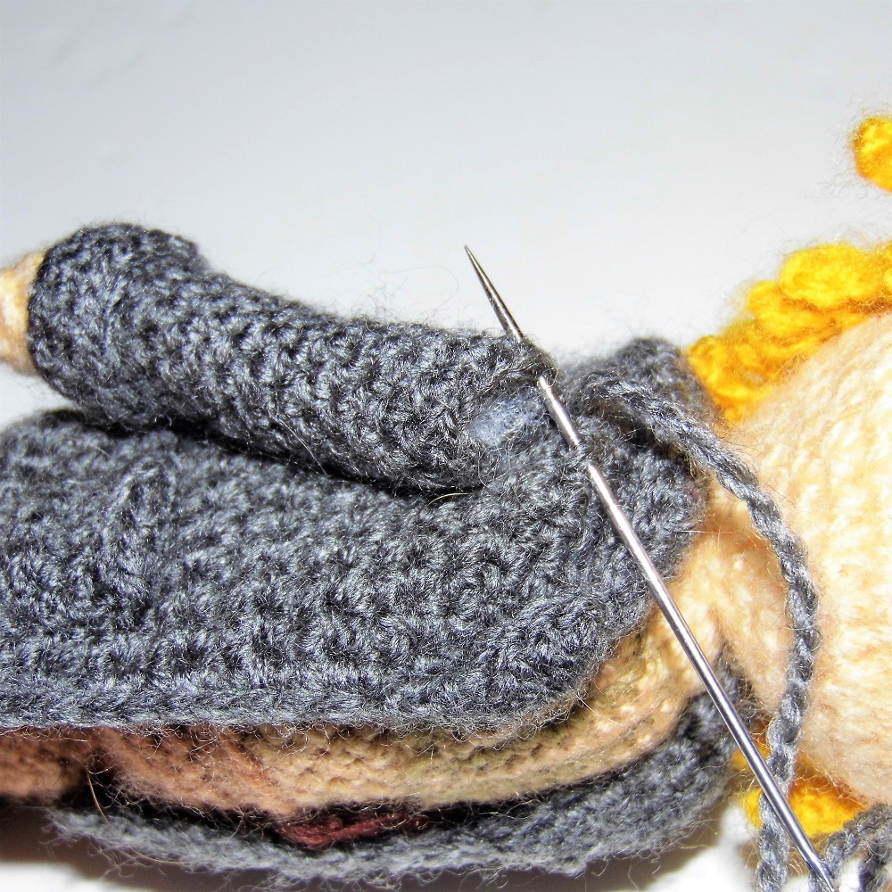 Sew the arms of our amigurumis