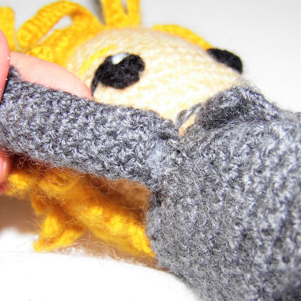 Sew the arms of our amigurumis