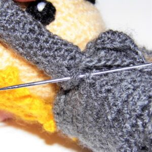 Sew the arms of our amigurumis