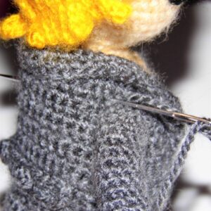 Sew the arms of our amigurumis